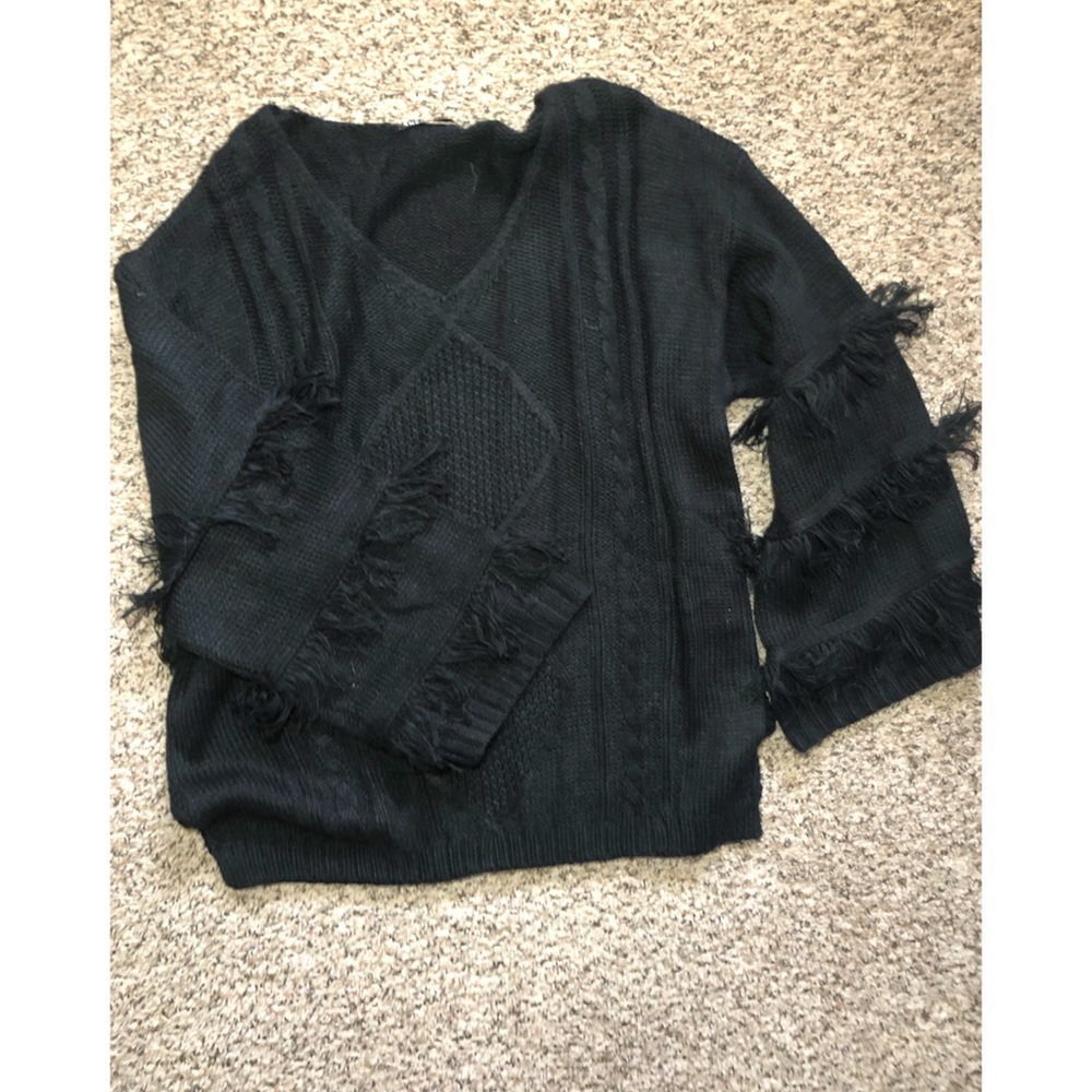 New⭐️Black Oversized Fringe Sweater ⭐️